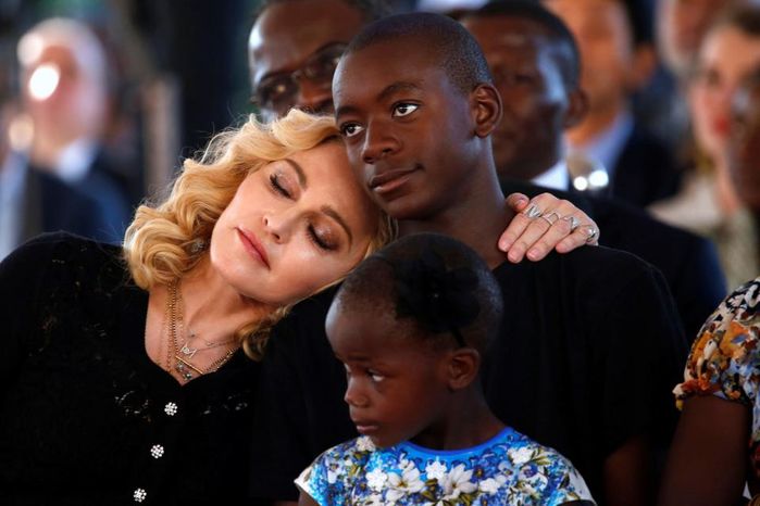 Madonna bất ngờ ngồi máy bay hạng phổ thông dù sở hữu tài sản tỷ đô