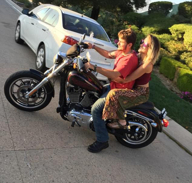 Con trai cả của Michael Jackson bị rách đầu gối vì ngã xe