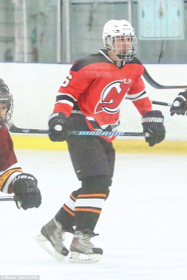 Selena Gomez đến cổ vũ Justin Bieber chơi hockey và mặc cả áo của bạn trai