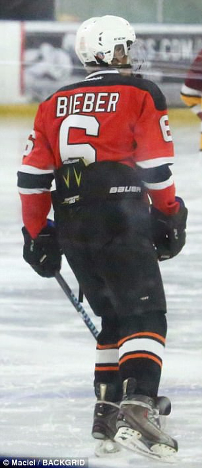 Selena Gomez đến cổ vũ Justin Bieber chơi hockey và mặc cả áo của bạn trai Selena Gomez đến cổ vũ Justin Bieber chơi hockey và mặc cả áo của bạn trai