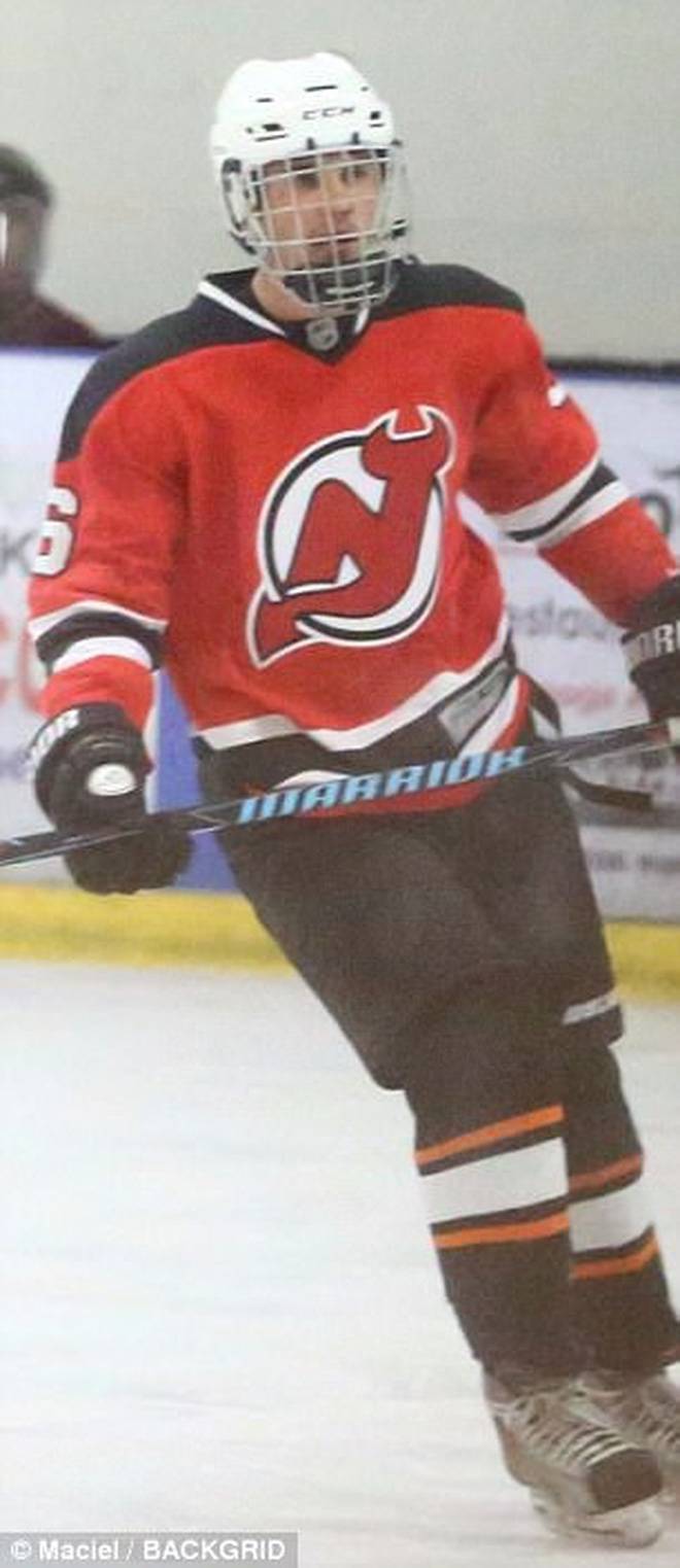 Selena Gomez đến cổ vũ Justin Bieber chơi hockey và mặc cả áo của bạn trai