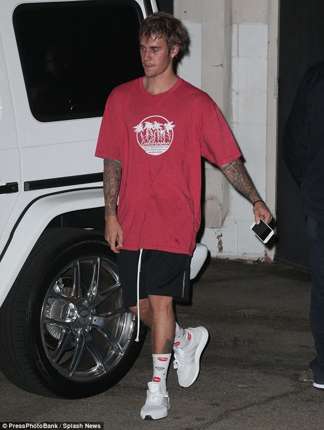 Selena Gomez đến cổ vũ Justin Bieber chơi hockey và mặc cả áo của bạn trai