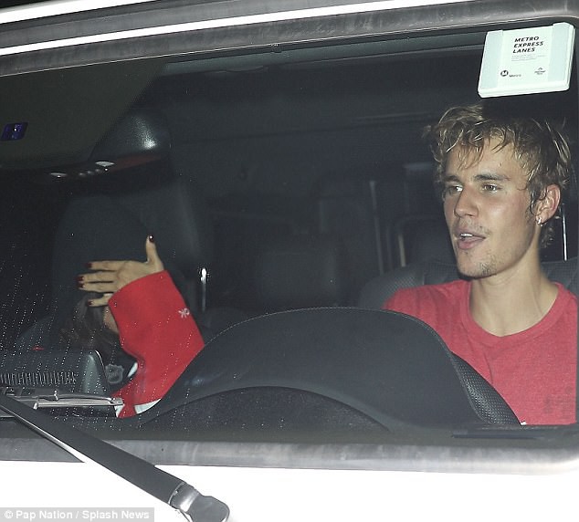Selena Gomez đến cổ vũ Justin Bieber chơi hockey và mặc cả áo của bạn trai Selena Gomez đến cổ vũ Justin Bieber chơi hockey và mặc cả áo của bạn trai