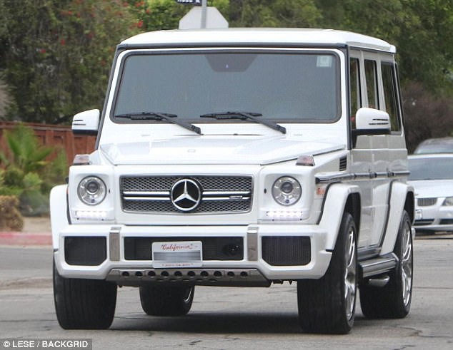 Selena Gomez đến cổ vũ Justin Bieber chơi hockey và mặc cả áo của bạn trai