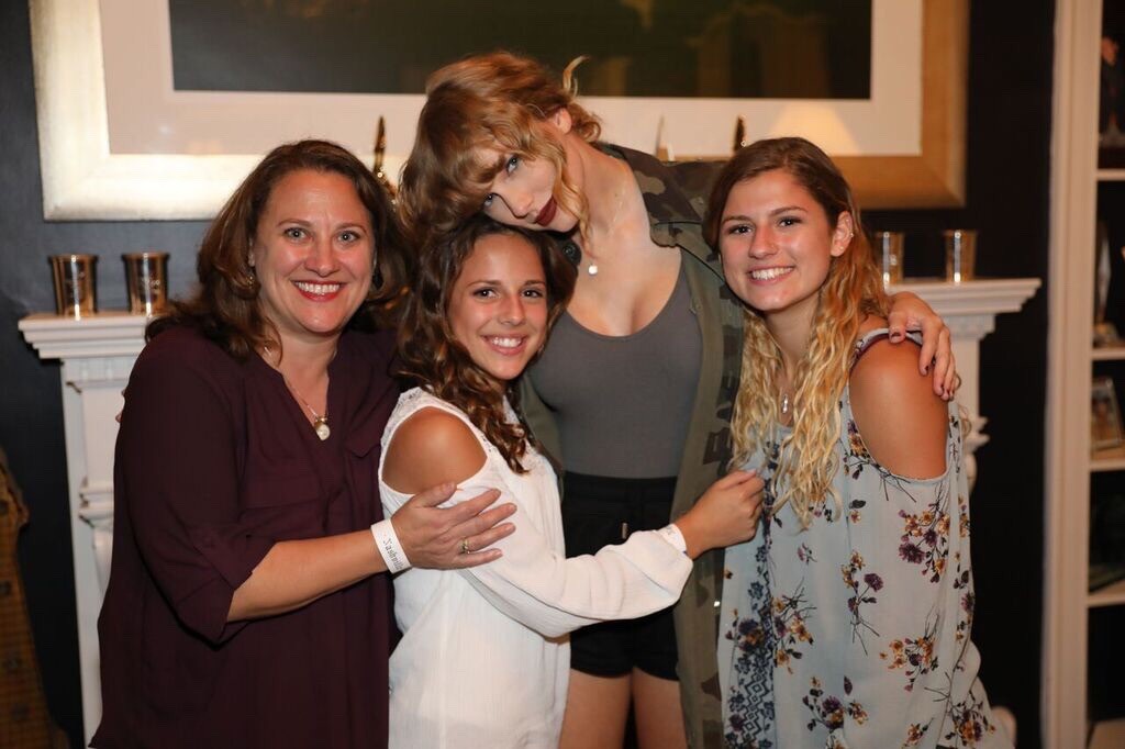 Taylor Swift tạo dáng gợi cảm khoe vòng 3 nở nang, đôi gò bồng đảo căng đầy sau tin đồn thẩm mỹ