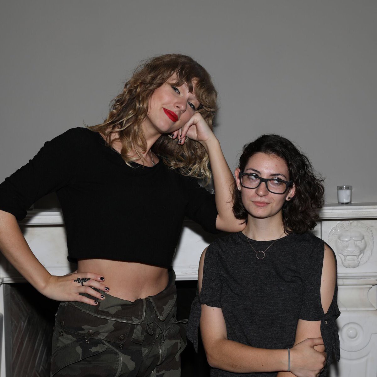 Taylor Swift tạo dáng gợi cảm khoe vòng 3 nở nang, đôi gò bồng đảo căng đầy sau tin đồn thẩm mỹ