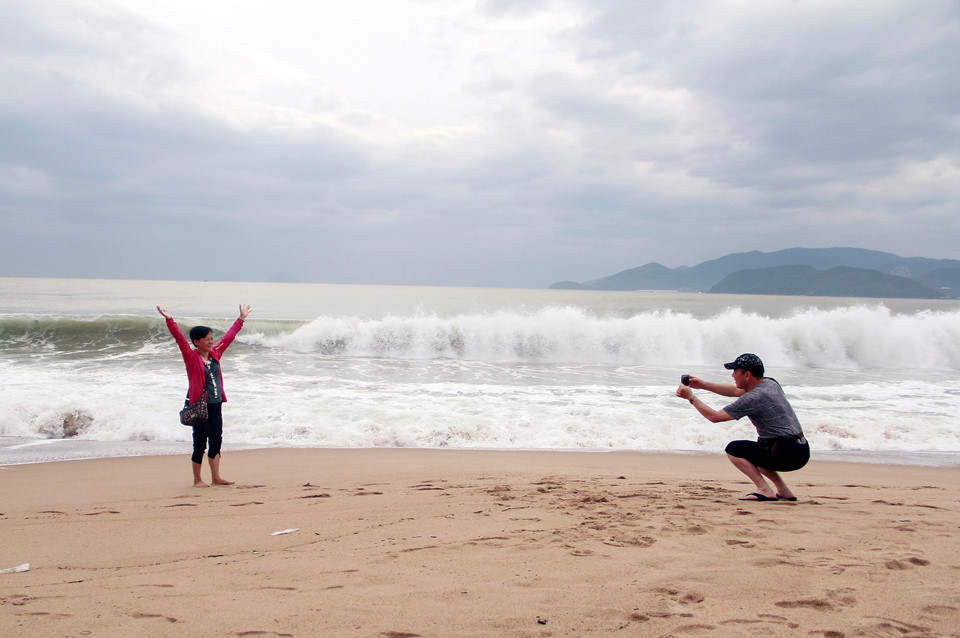 Bất chấp bão số 12 giật cấp 15 đang vào bờ, người dân vô tư tắm biển