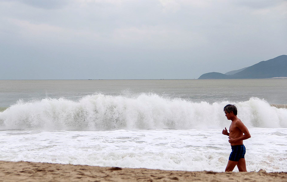 Bất chấp bão số 12 giật cấp 15 đang vào bờ, người dân vô tư tắm biển