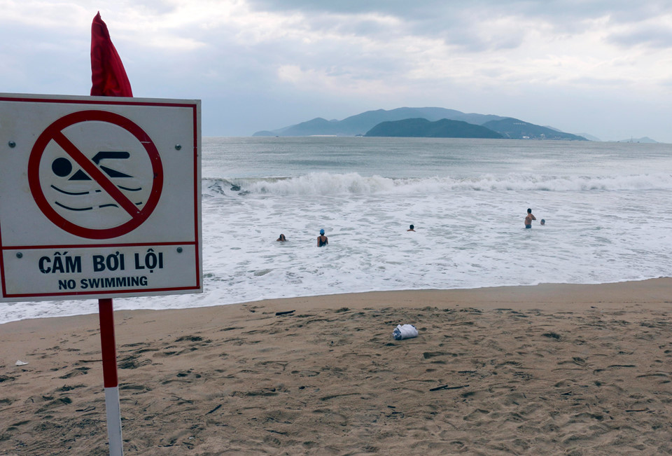 Bất chấp bão số 12 giật cấp 15 đang vào bờ, người dân vô tư tắm biển