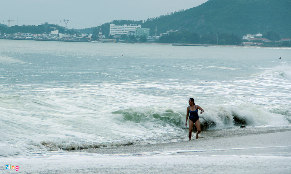 Bất chấp bão số 12 giật cấp 15 đang vào bờ, người dân vô tư tắm biển