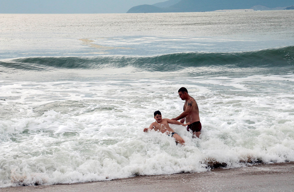 Bất chấp bão số 12 giật cấp 15 đang vào bờ, người dân vô tư tắm biển