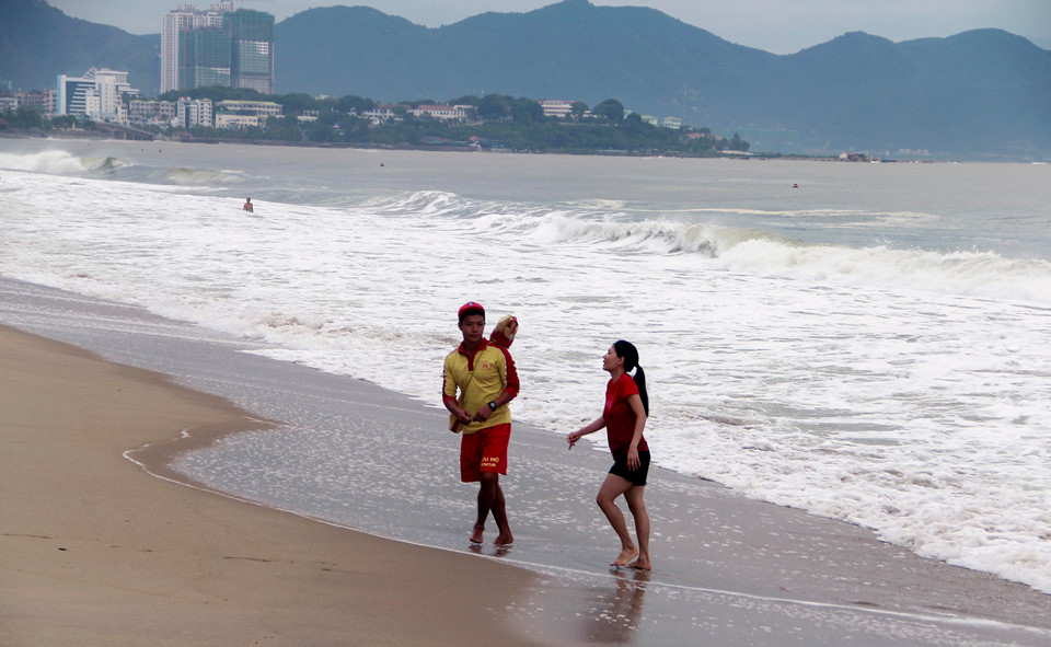 Bất chấp bão số 12 giật cấp 15 đang vào bờ, người dân vô tư tắm biển