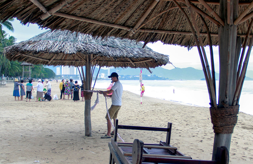 Bất chấp bão số 12 giật cấp 15 đang vào bờ, người dân vô tư tắm biển