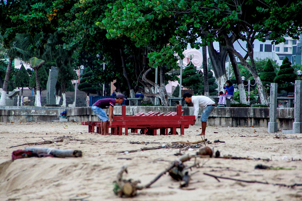 Bất chấp bão số 12 giật cấp 15 đang vào bờ, người dân vô tư tắm biển