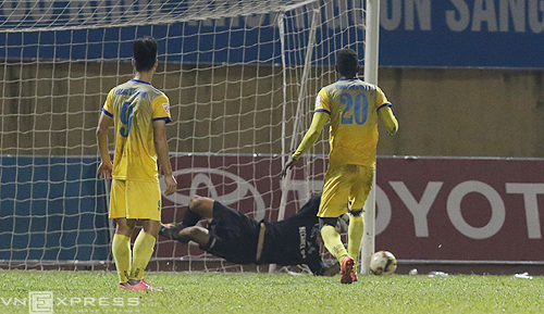 Cầu thủ phản lưới và đá hỏng phạt đền, Thanh Hóa cạn giấc mơ vô địch