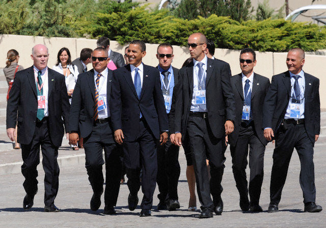 Đoàn tháp tùng hùng hậu bảo vệ tổng thống Mỹ