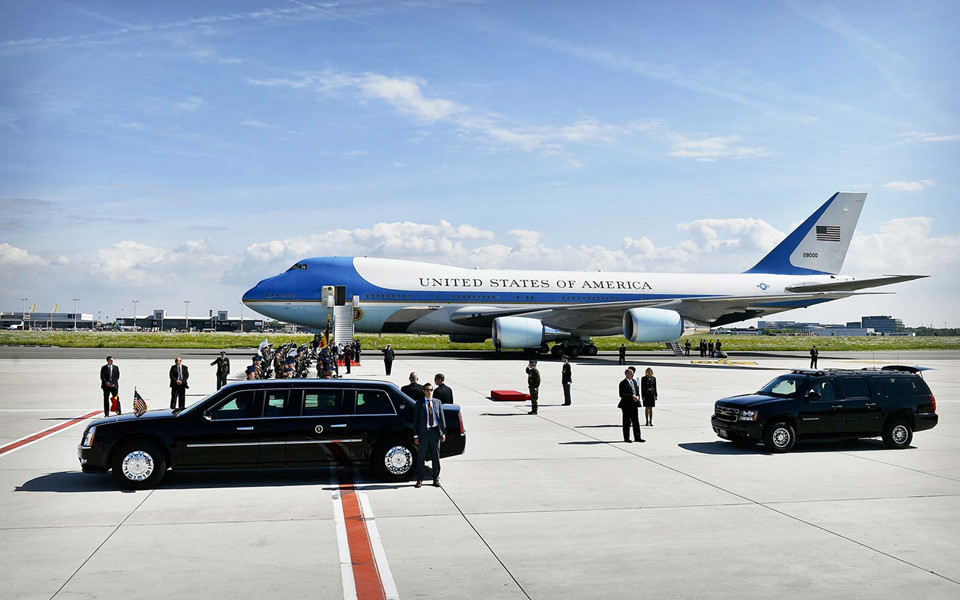Đoàn tháp tùng hùng hậu bảo vệ tổng thống Mỹ