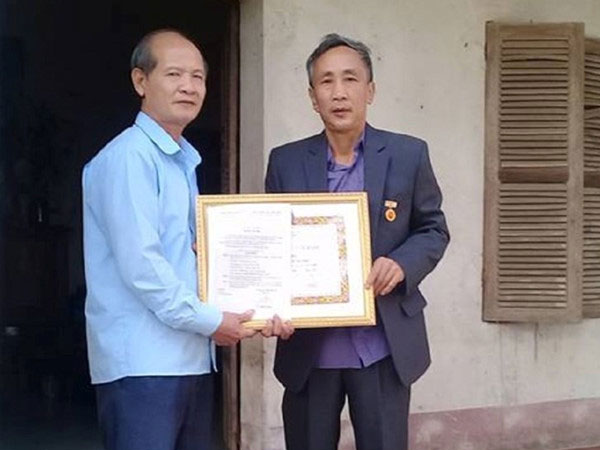 Tử tù oan Hàn Đức Long nhận huy hiệu 30 năm tuổi Đảng