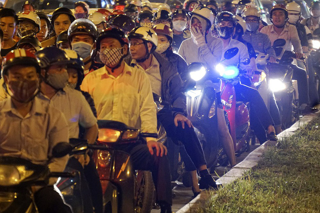 Hình ảnh biển người ùn tắc khắp Hà Nội trong giờ cao điểm giao thông