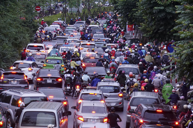 Hình ảnh biển người ùn tắc khắp Hà Nội trong giờ cao điểm giao thông