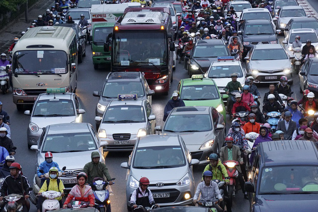 Hình ảnh biển người ùn tắc khắp Hà Nội trong giờ cao điểm giao thông