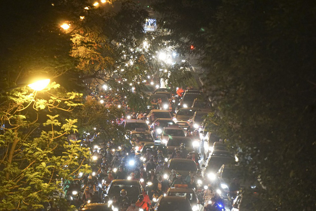 Hình ảnh biển người ùn tắc khắp Hà Nội trong giờ cao điểm giao thông