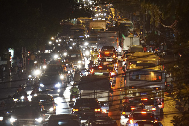 Hình ảnh biển người ùn tắc khắp Hà Nội trong giờ cao điểm giao thông