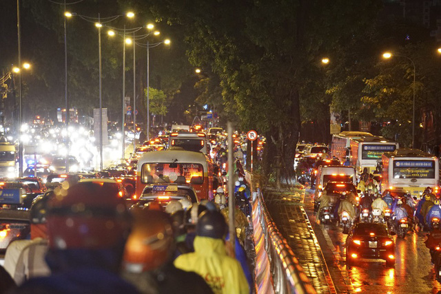 Hình ảnh biển người ùn tắc khắp Hà Nội trong giờ cao điểm giao thông