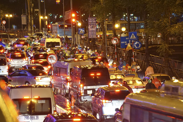 Hình ảnh biển người ùn tắc khắp Hà Nội trong giờ cao điểm giao thông