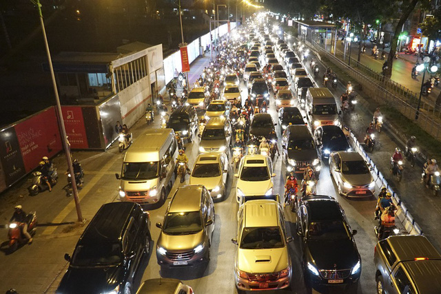 Hình ảnh biển người ùn tắc khắp Hà Nội trong giờ cao điểm giao thông