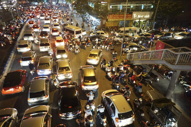 Hình ảnh biển người ùn tắc khắp Hà Nội trong giờ cao điểm giao thông