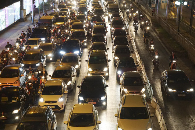 Hình ảnh biển người ùn tắc khắp Hà Nội trong giờ cao điểm giao thông