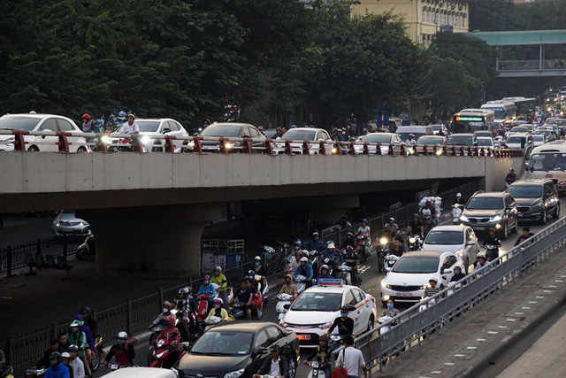 Hình ảnh biển người ùn tắc khắp Hà Nội trong giờ cao điểm giao thông