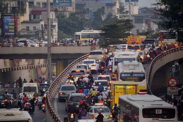 Hình ảnh biển người ùn tắc khắp Hà Nội trong giờ cao điểm giao thông