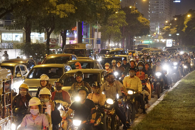 Hình ảnh biển người ùn tắc khắp Hà Nội trong giờ cao điểm giao thông