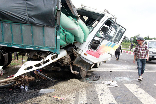 Xe bồn đâm hàng loạt phương tiện, 1 người chết, 3 người bị thương