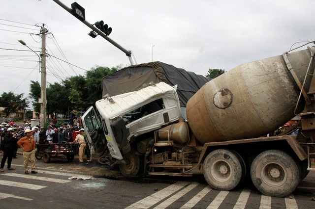 Xe bồn đâm hàng loạt phương tiện, 1 người chết, 3 người bị thương