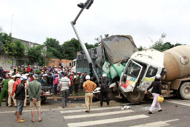 Xe bồn đâm hàng loạt phương tiện, 1 người chết, 3 người bị thương