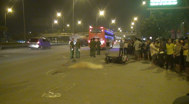 TP.HCM: Người đàn ông bị xe khách cán qua người chết thảm sau va chạm kinh hoàng trong đêm