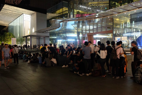 3 triệu đồng cho một suất xếp hàng mua iPhone X ở Singapore