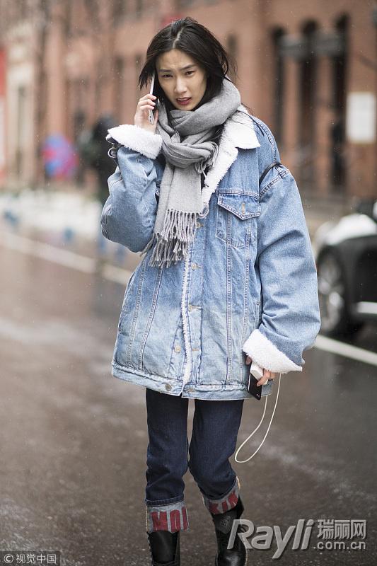 Mùa đông, áo khoác bò từ Á sang Âu nhìn đâu cũng thấy