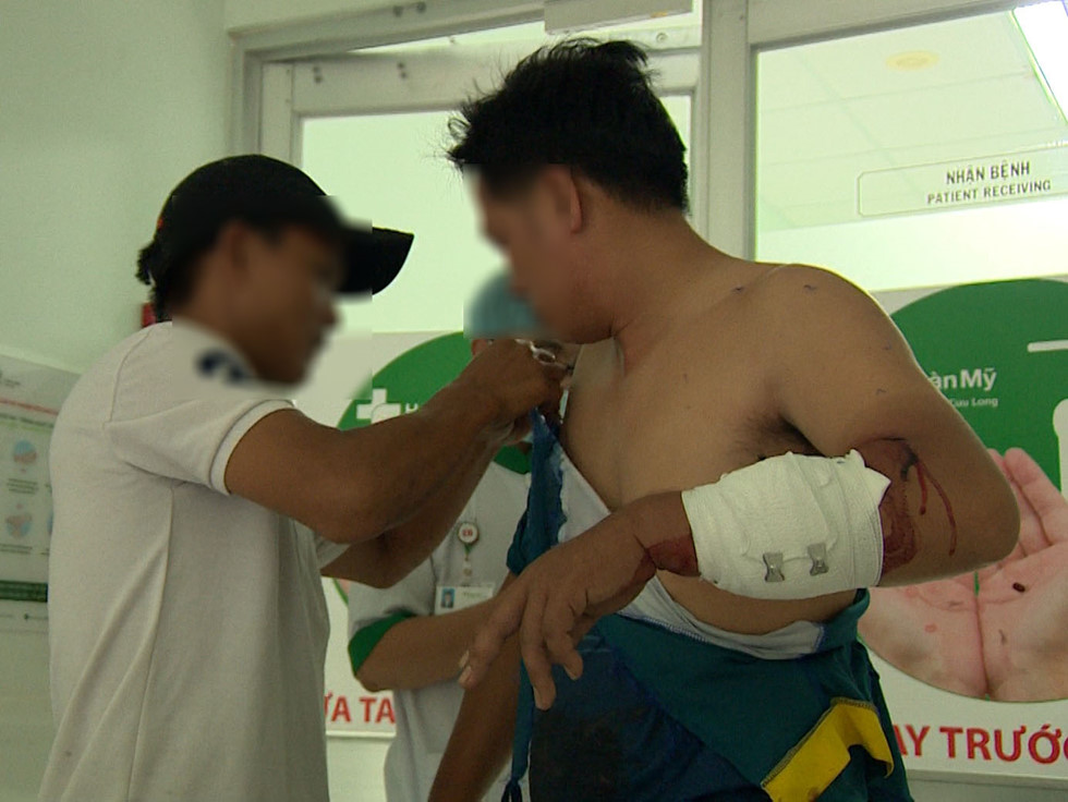 Tạm giữ hình sự chủ công ty cẩu xe tại trạm BOT Cai Lậy chém người