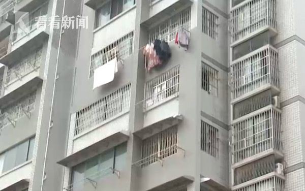 Bé trai 5 tuổi rơi từ tầng 7 xuống đất tử vong, nghi do bà nội phát bệnh gây ra