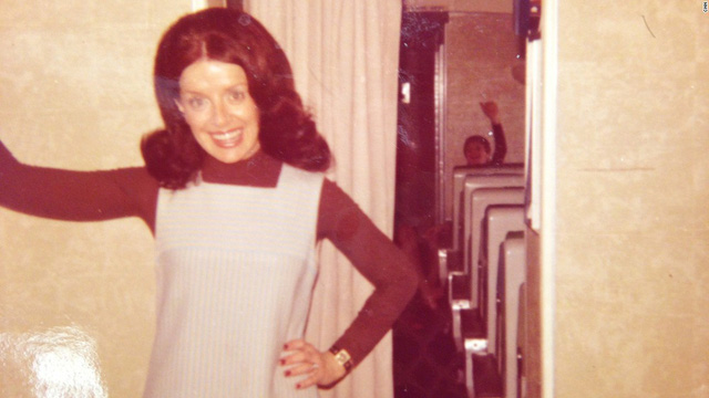 Ngỡ ngàng với nữ tiếp viên hàng không... 81 tuổi vẫn vi vu trên bầu trời