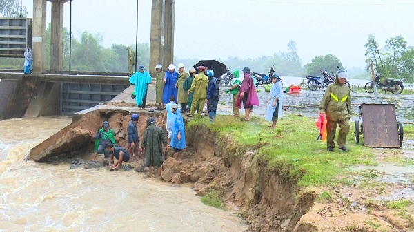 Bình Định: Lũ bất ngờ, hàng ngàn nhà dân chìm trong biển nước