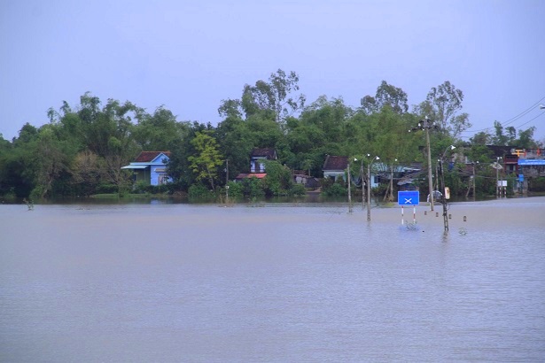 Bình Định: Lũ bất ngờ, hàng ngàn nhà dân chìm trong biển nước