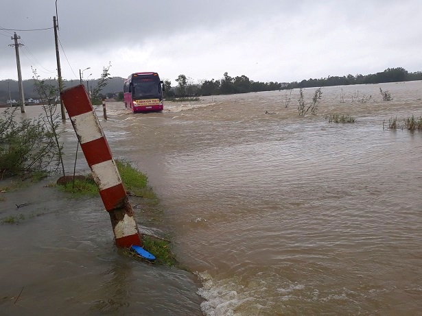 Bình Định: Lũ bất ngờ, hàng ngàn nhà dân chìm trong biển nước