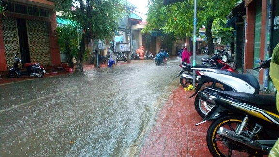 Bình Định: Lũ bất ngờ, hàng ngàn nhà dân chìm trong biển nước