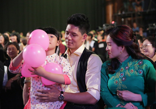 Hậu ảnh ‘nhạy cảm’ Bình Minh - Trương Quỳnh Anh, bức hình hai gia đình ngồi cạnh nhau ở sự kiện ‘gây sốt’