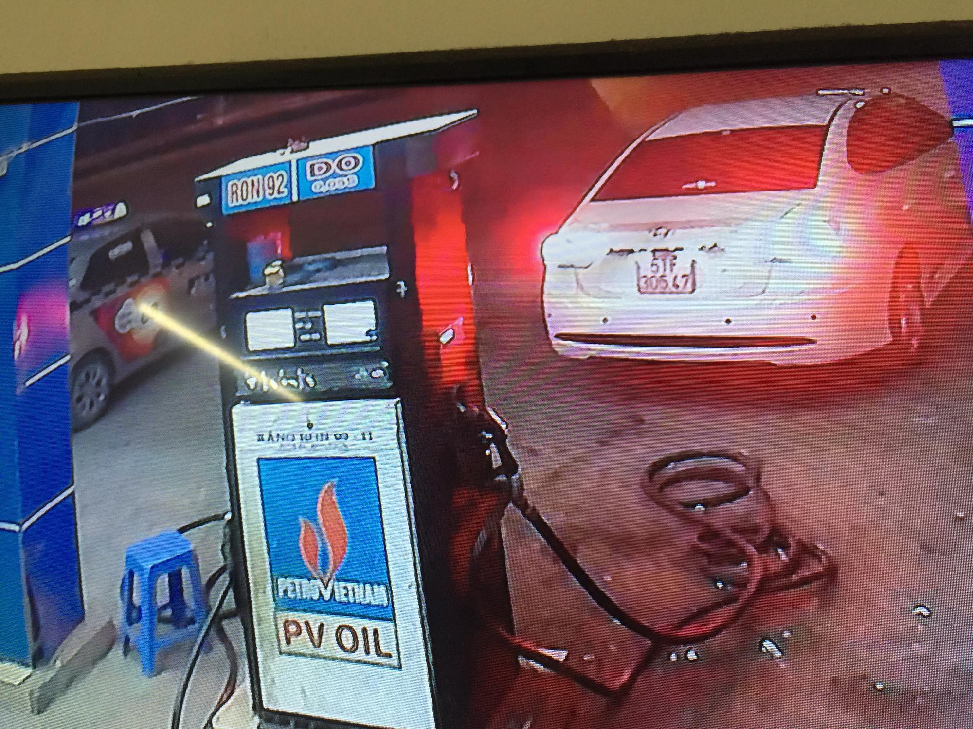 Clip: Tài xế bất ngờ lái ô tô bỏ chạy, quỵt gần 900.000 đồng tiền đổ xăng ở Hà Nội